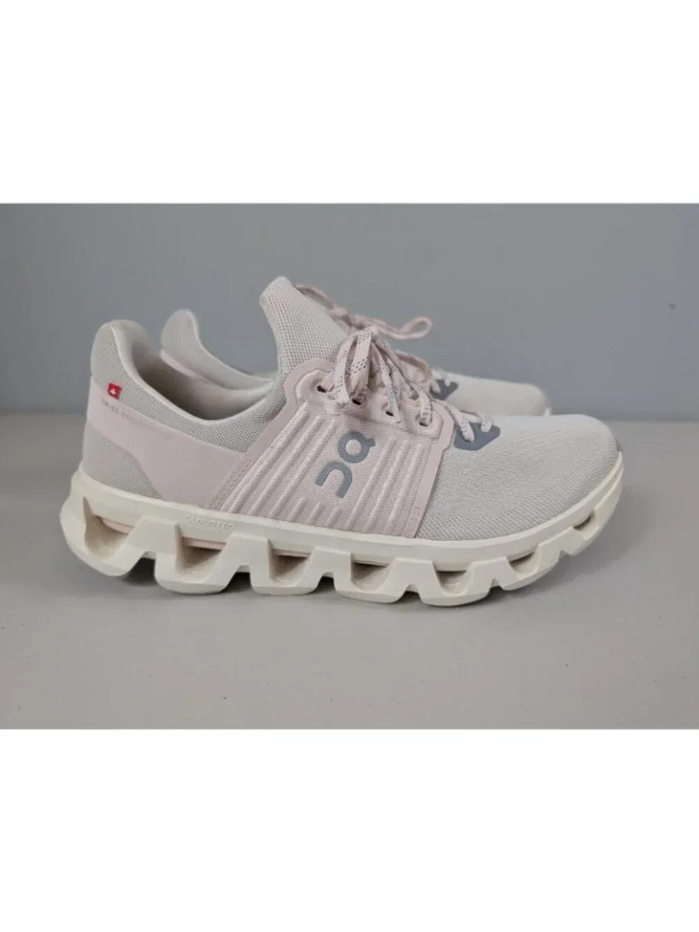 On Cloud swift shoes in ivory/pink color sneakers women's size 11